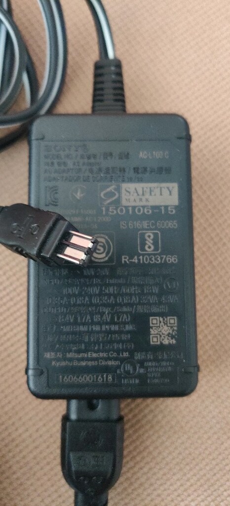 Sony AC-L100 C modeli bir güç adaptörü. Sony Handycam video kameralar - 2