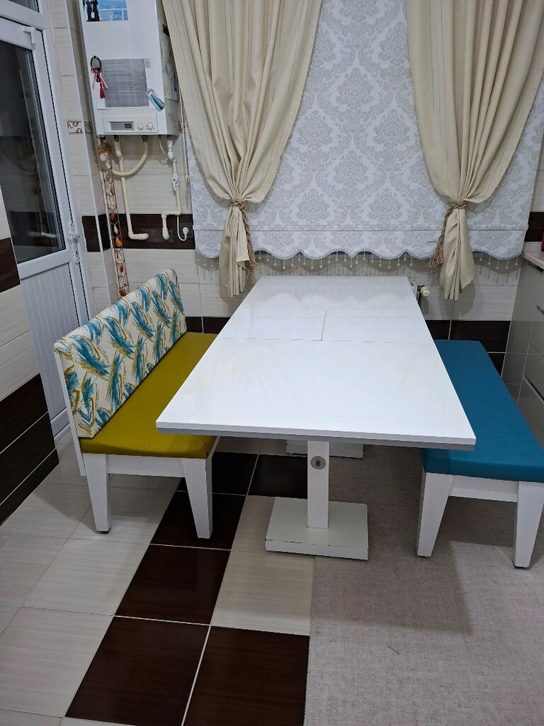 Sağlam kullanışlı masa takımı 2 sandalyesi de var