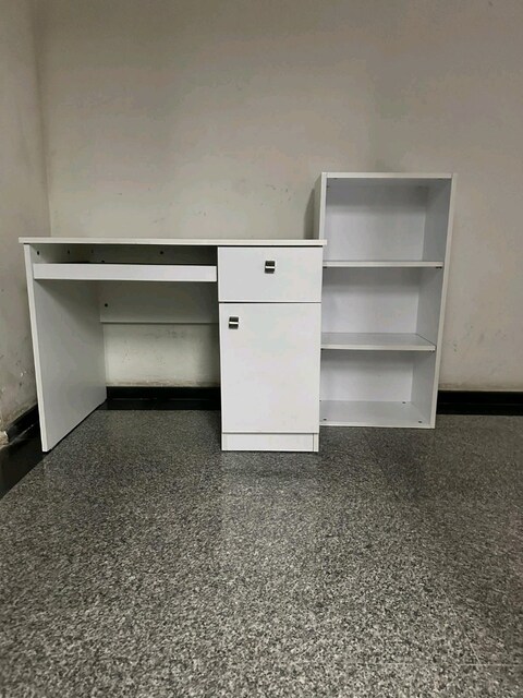 çalışma masası + kütüphane