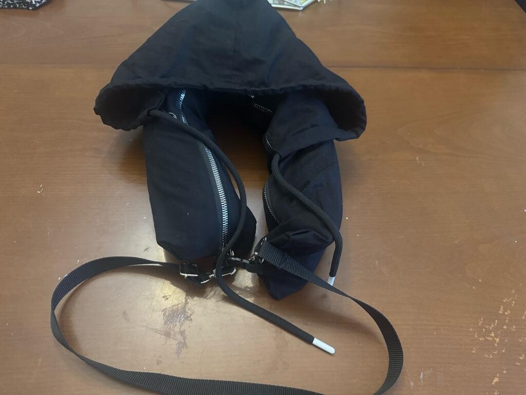 kapak görselinindeki seyahat yastığının aynısı - 2