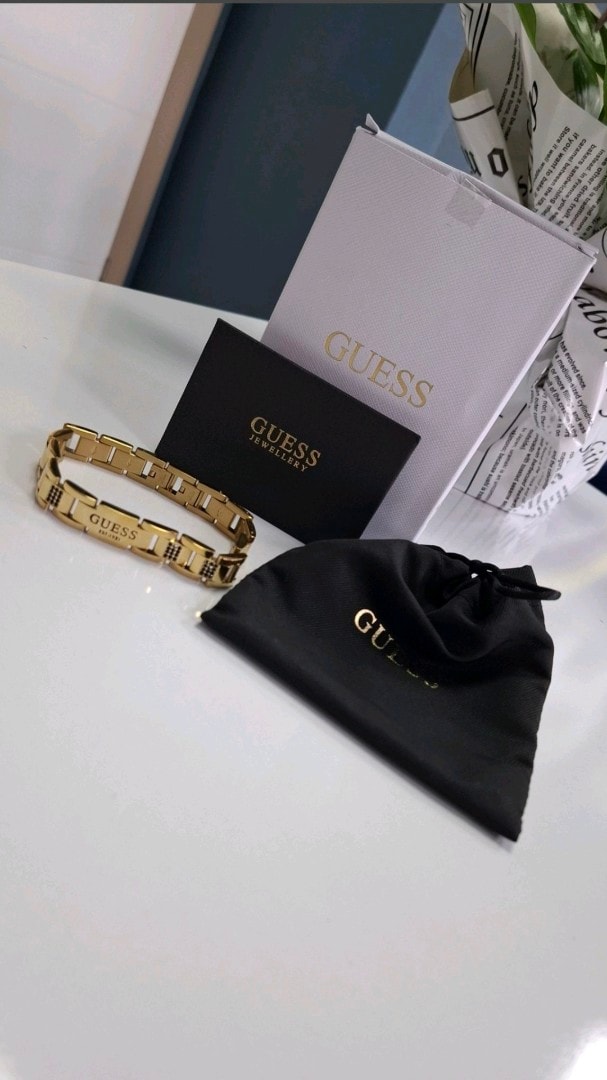 mükemmel kondisyonda hiç kullanılmamış Guess marka bileklik
