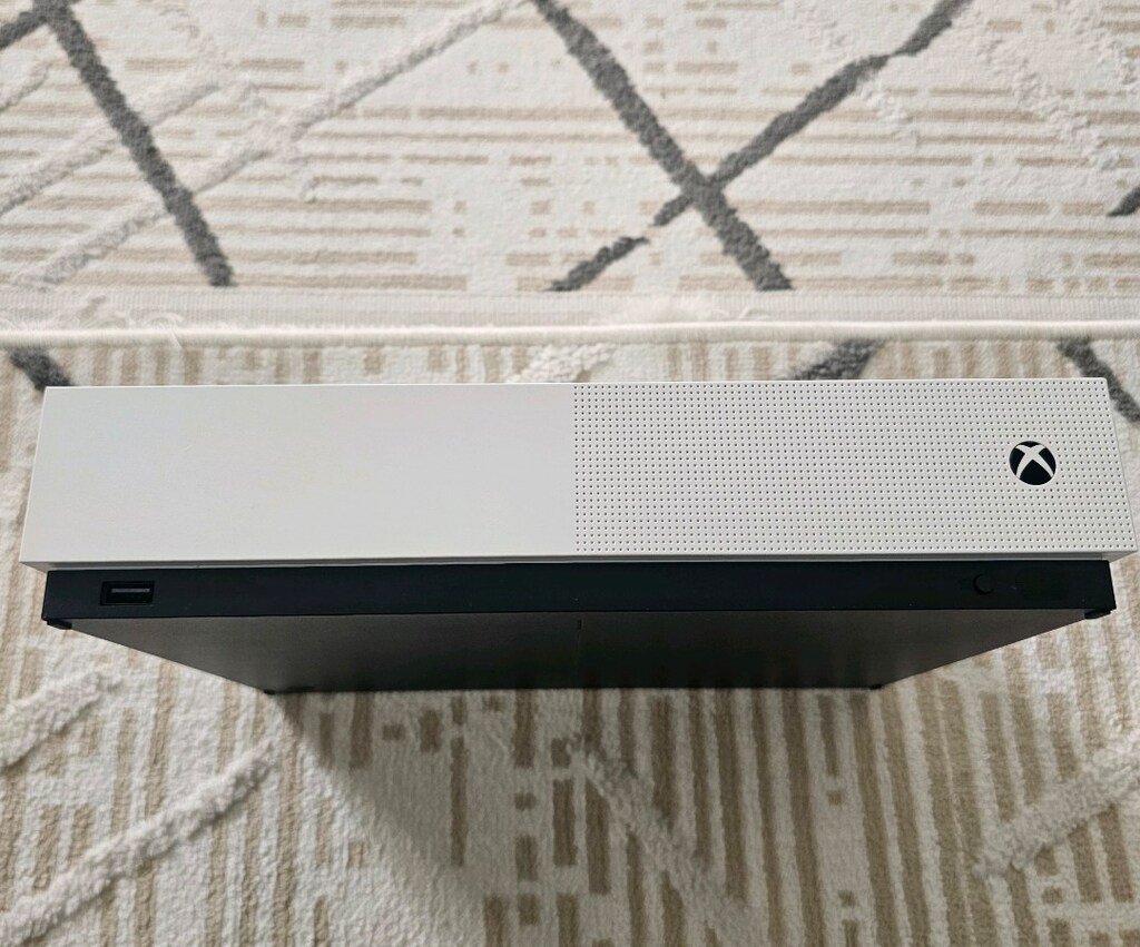 XBOX ONE S ALL DİJİTAL SÜRÜM TERTEMİZ VE SORUNSUZ- 2 ADET KOL- 1 TB - 3