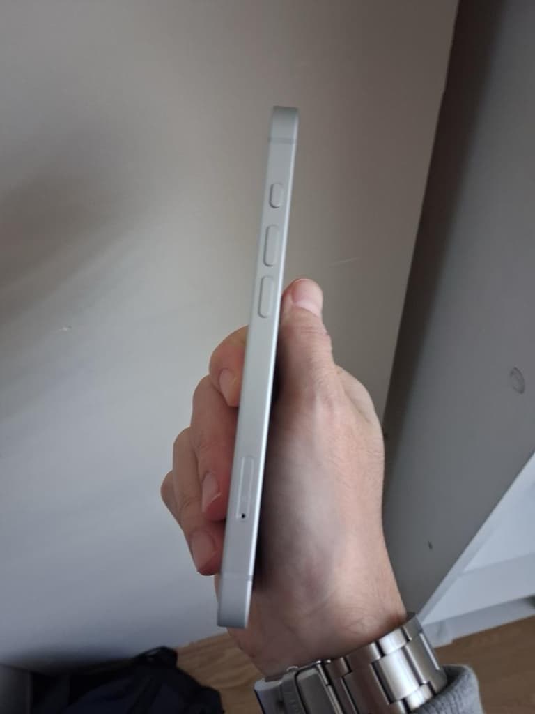 İPhone 16e - 6