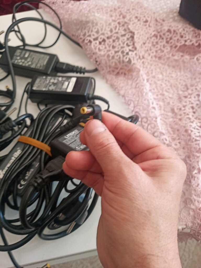 Elimde çeşitli Leptop adaptörleri mevcut fotolarda bakabilirsiniz - 8