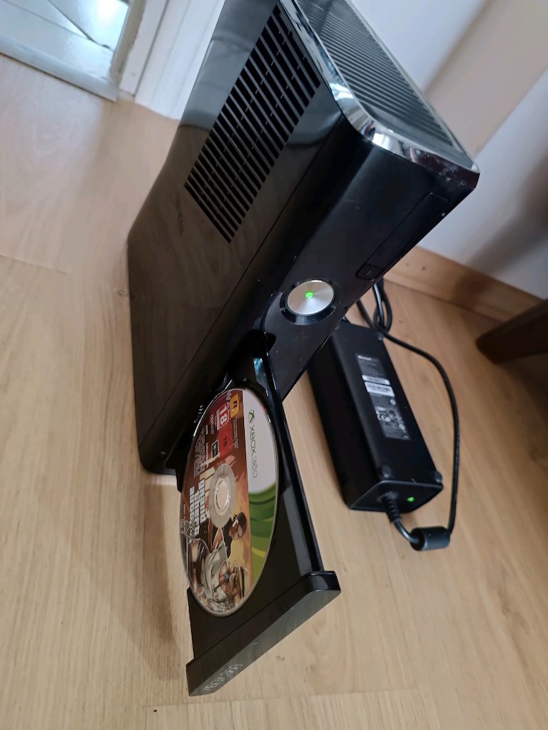 Xbox 360 Oyun Konsolu ve Kontrolciler - 6