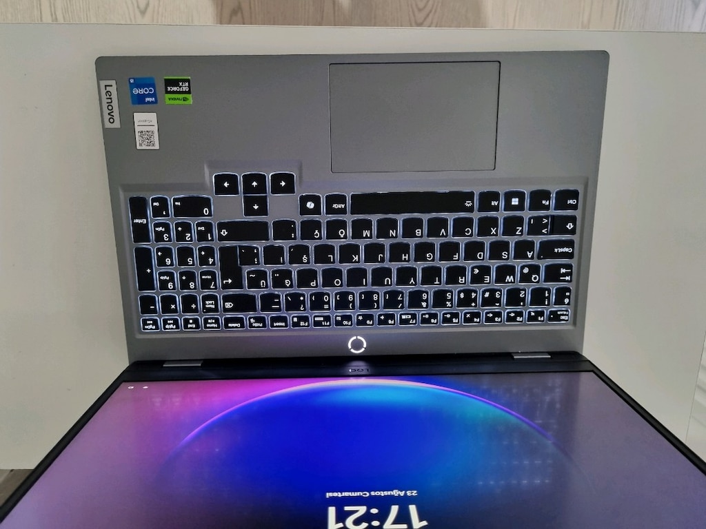 lenovo LOQ 15IAX9 - 8