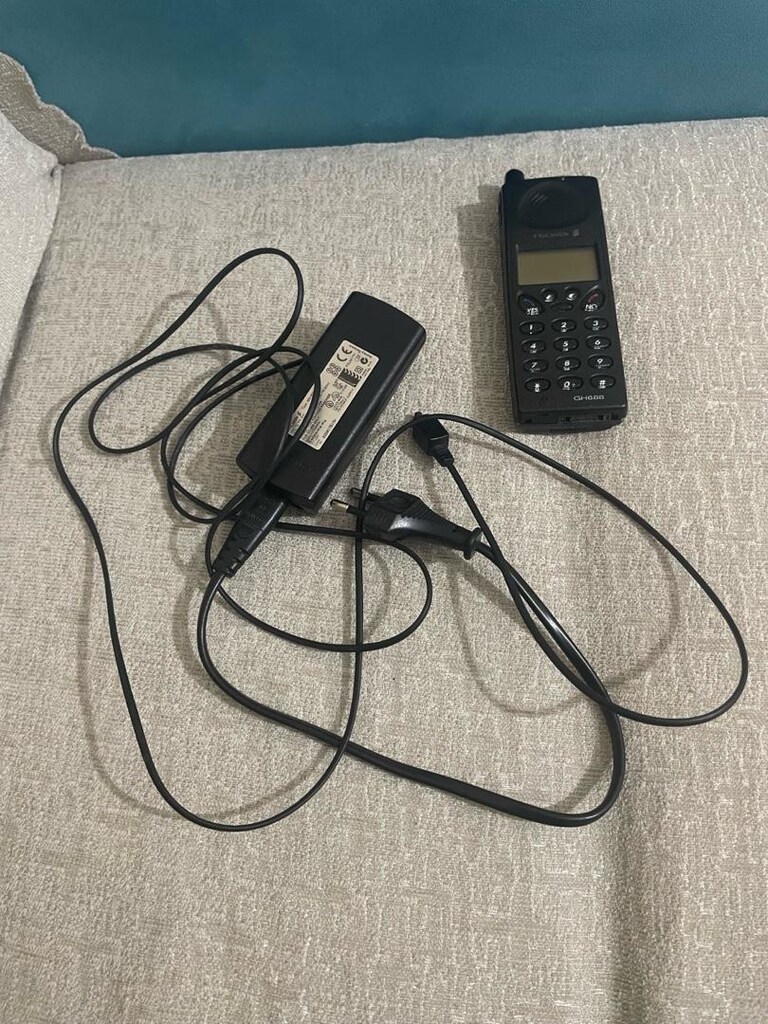 Eski telefon şarj aleti ile birlikte telefon çalışıyordu - 3