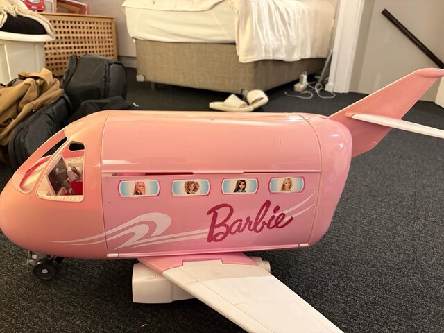 Barbie uçak