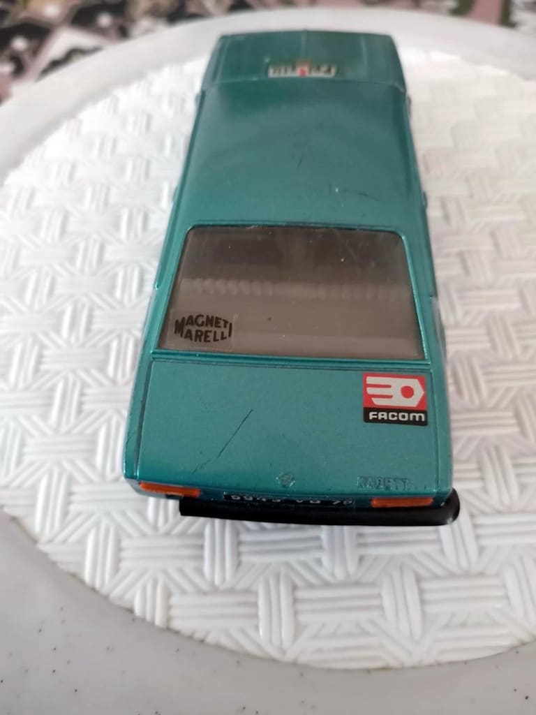 Bburago Opel Kadett Coupe 1:24 Diecast - 5