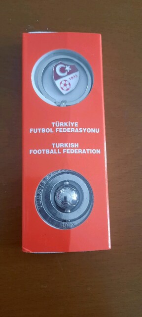 TÜRKİYE FUTBOL FEDERASYONU ÇELİK HAREKETLİ ANAHTARLIK VE YAKA ROZETİ