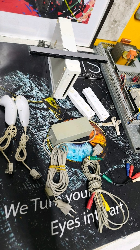 Nintendo Wii (RVL-001) Seti + 2 GB Hafıza Kartı + 2 Kumanda + 6 Oyun - 13