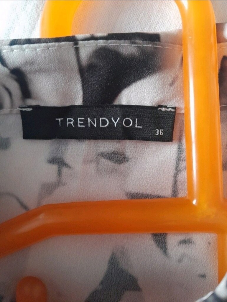 TRENDYOL MARKA KADIN YUZLERI BASKILI GOMLEK - 4