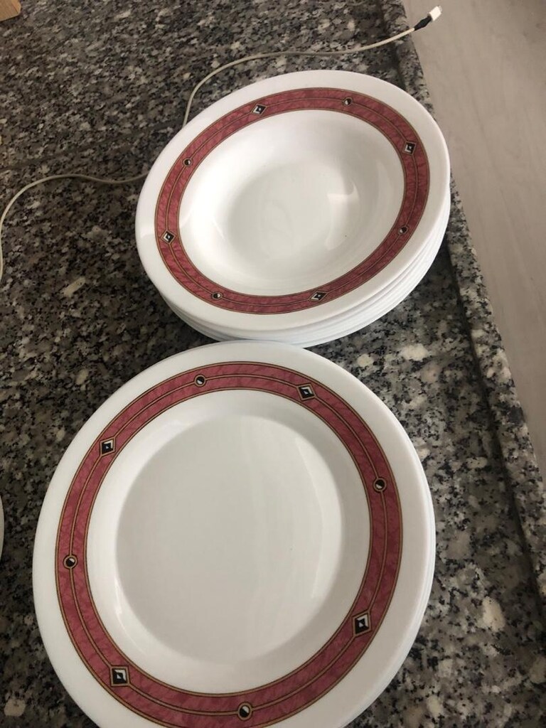 Çok renkli ve desenli yemek takımı. İç içe geçmiş tabaklardan oluşan s