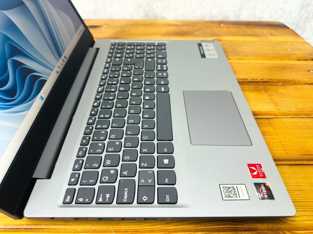 TEMİZ HATASIZ LENOVO RYZEN 5 8RAM 512SSD - 3