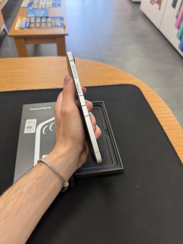 Samsung Galaxy Z Flip 7 FE 256 Gb Beyaz Sıfır Y.D - 4