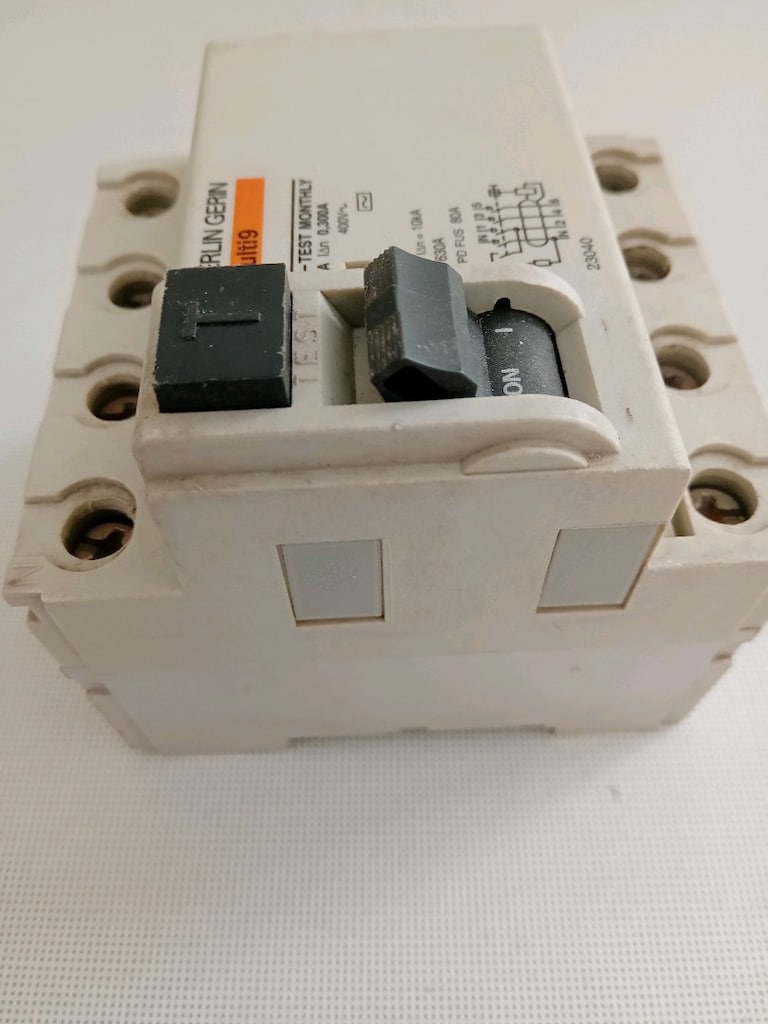 MERLIN GERIN kaçak akım koruma rolesi 25 A 0.300 A - 4