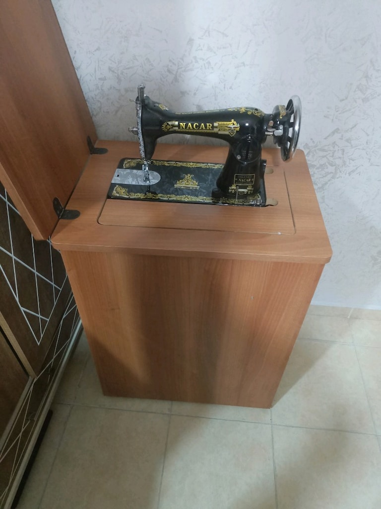 Siyah Desenli Dikiş Makinesi - 2