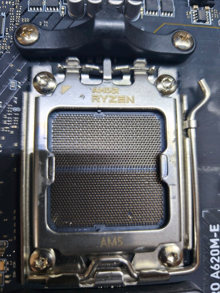 MSI PRO A620M-E Am5 anakart birkaç pin eğildi - 2