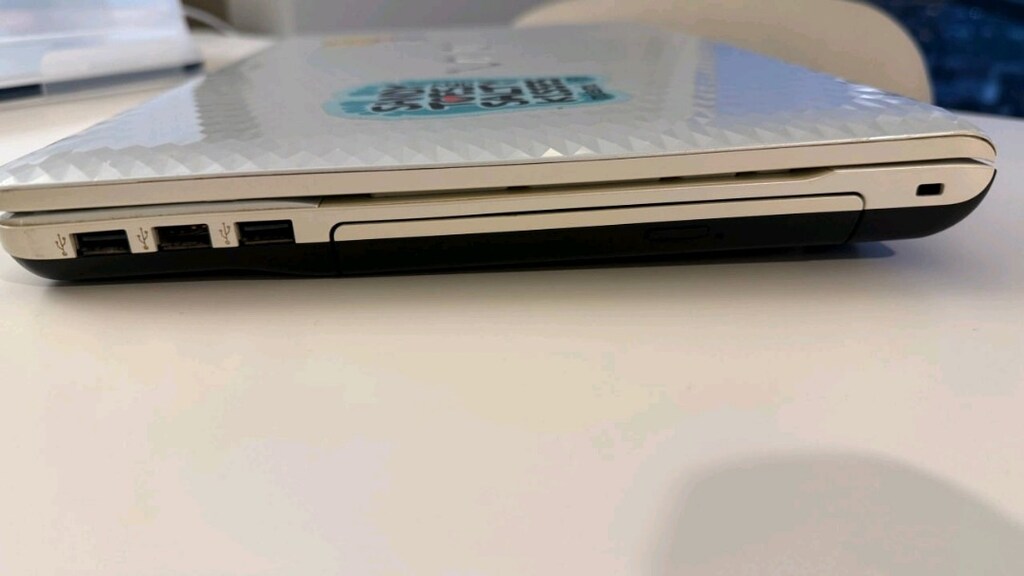 Sony VAIO | Core i3 | 8 GB RAM | 1 TB HDD | 15.6" - 8