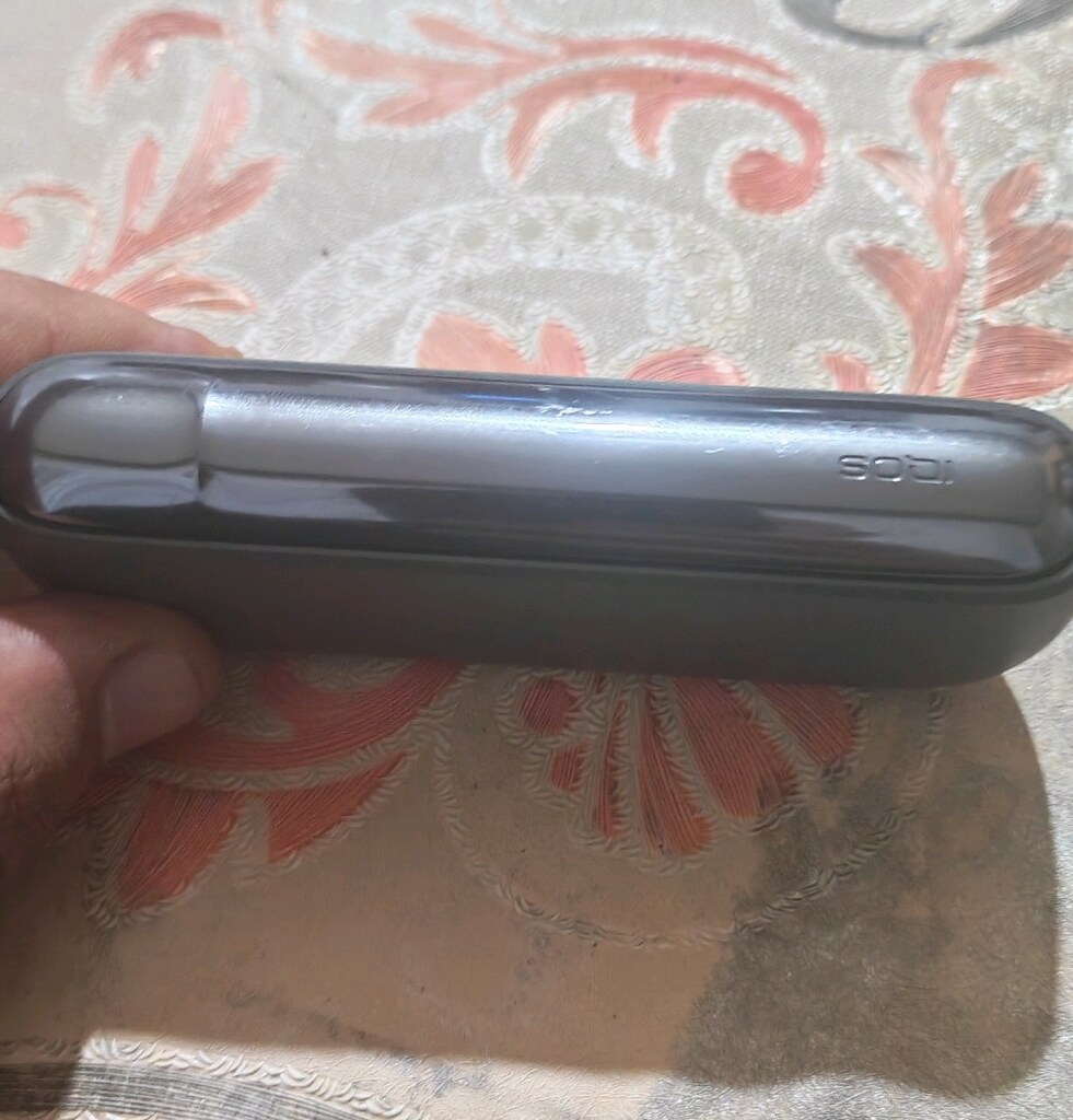 İki adet telefon çalışıyor gri olan kullanıma bağlı deformesi vardır - 2