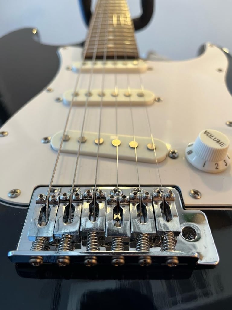 FULL SET STRAT KASA ELEKTRO GİTAR, PİLLİ AMFİ, KEMER, KABLO vs - 3
