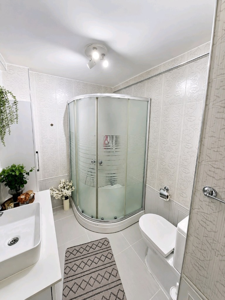 Birinci Kalite Mermerli Komple Banyo Takımı ve Lake Kapılar