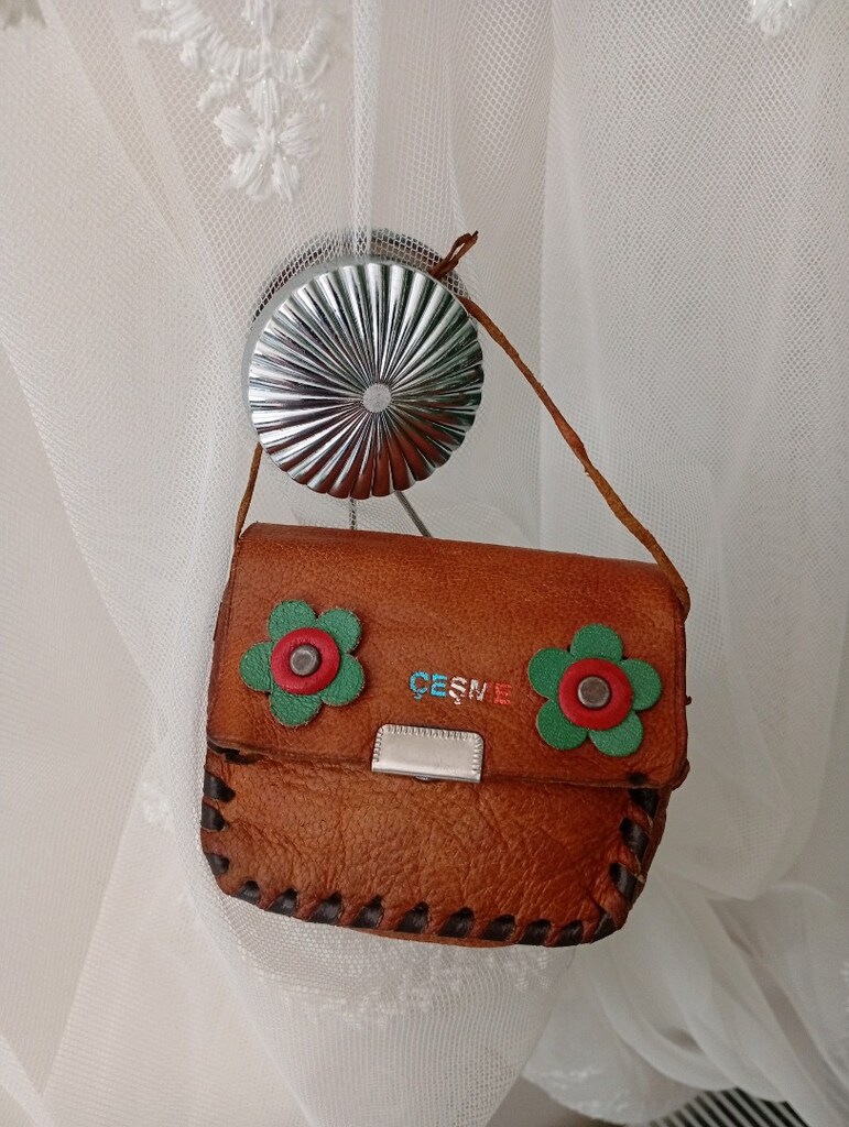 Çeşme yazılı, taba rengi, hakiki deri küçük el çantası. Vintage güderi - 5