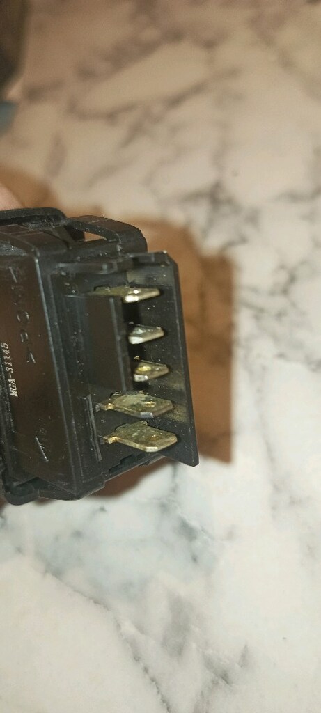 Renault araçlarda kullanılan tekli elektrikli cam açma düğmesidir (ana - 5