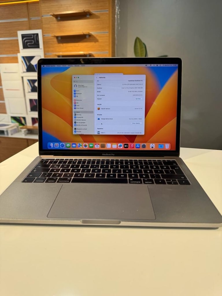MacBook Pro 2017 8 GB ram 256 GB İNTEL i5 - 3