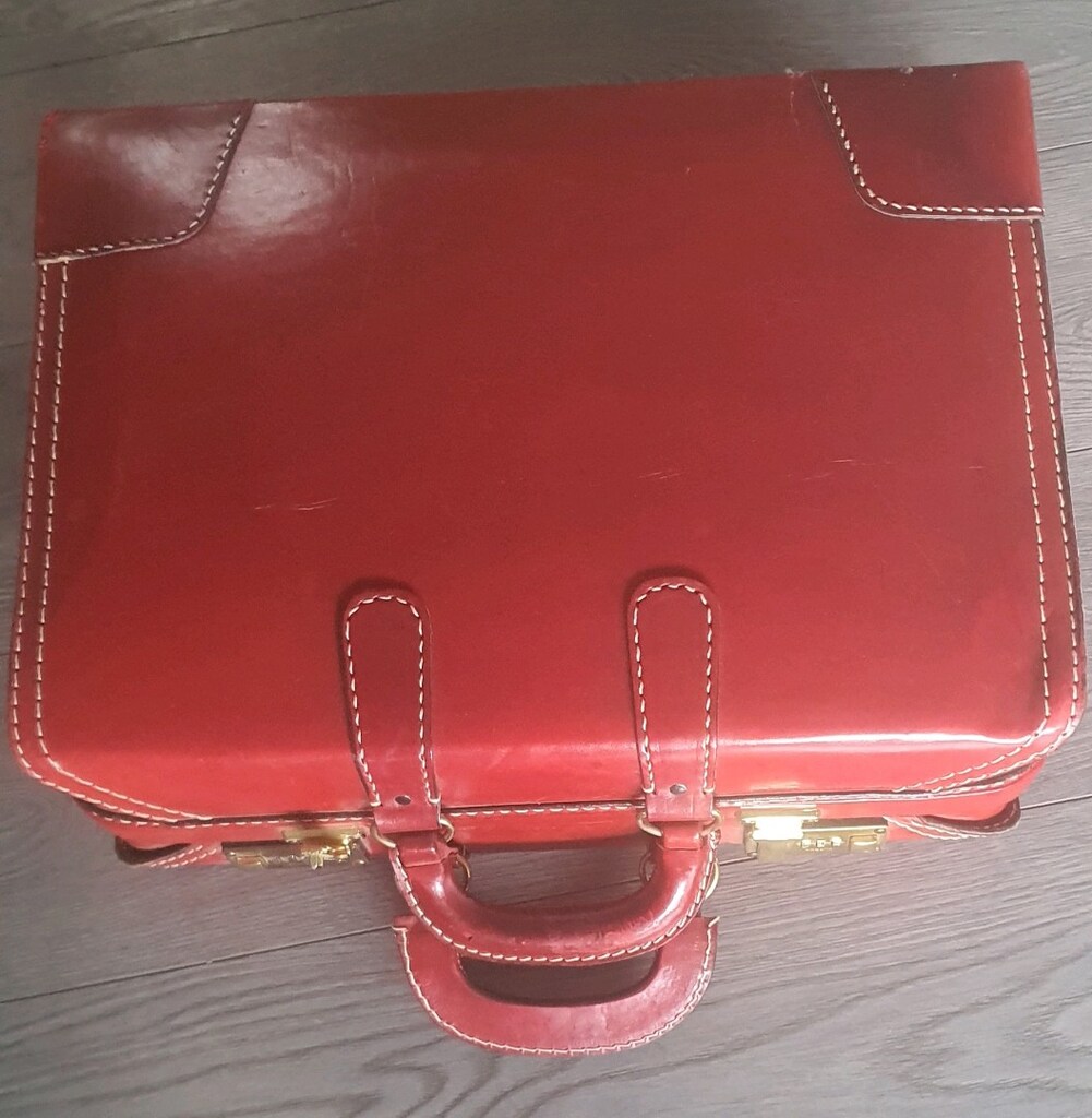 Vintage esintili kırmızı renkli deri bir dekoratif/seyahat valizidir. - 5