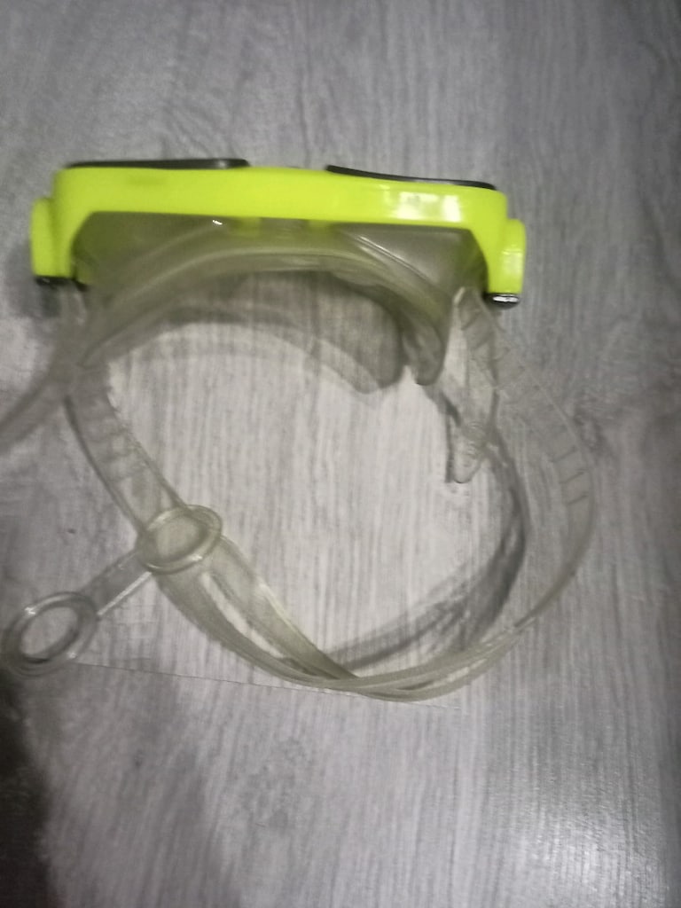 çocuklar için tasarlanmış sarı ve siyah renkli bir dalış maskesi - 4