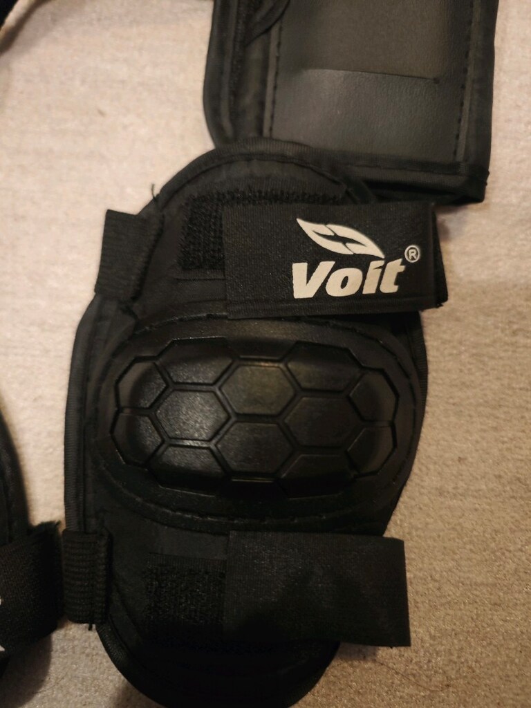 Voit pr122 çocuk dirsek bilek diz koruyucu seti ve pembe kask. - 3