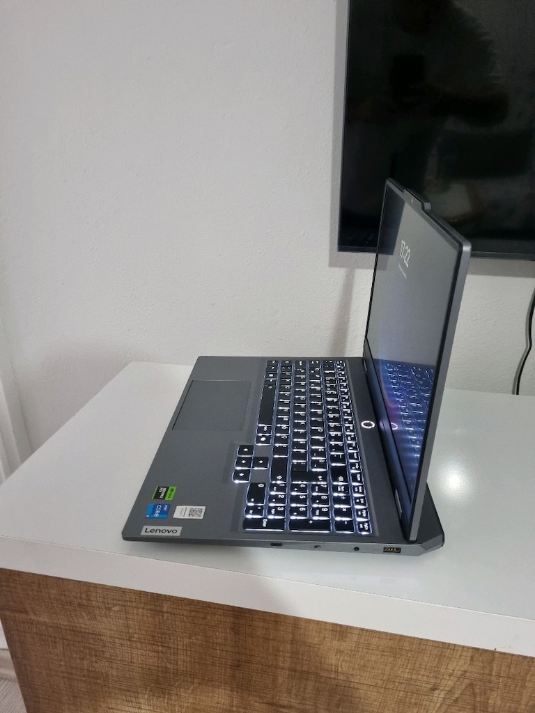 lenovo LOQ 15IAX9 - 9