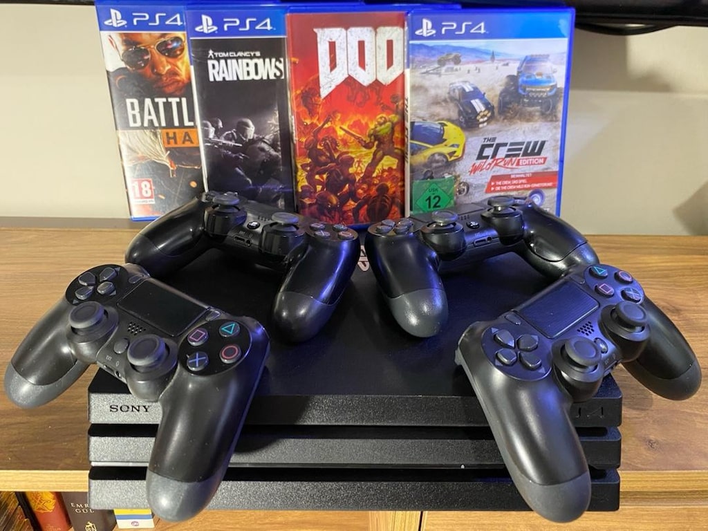 PlayStation Ps4 Pro 1TB CUH-7216B + 4 Kol ( 2’si Orijinal )