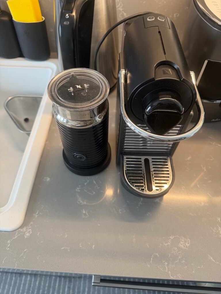 Az kullanılmış Nespresso ve Süt köpürtücü makinesi - 2
