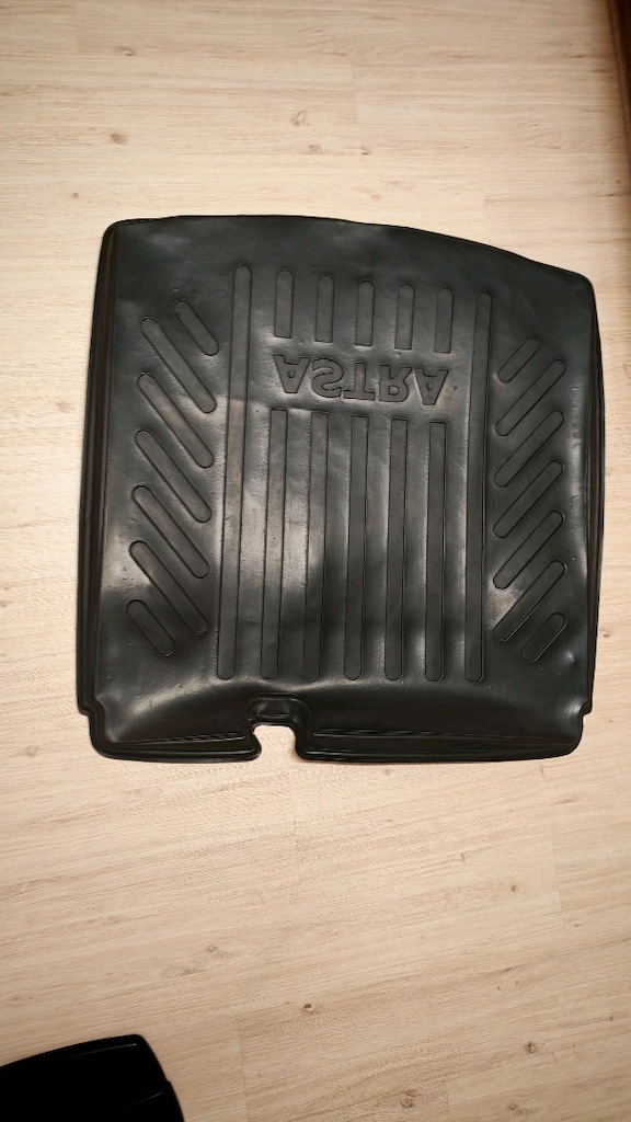 Opel Astra Astra yazılı bagaj havuzu - 2