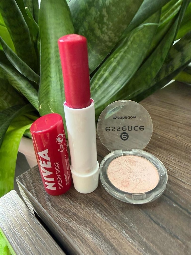 Essence Nude Göz Farı & Nivea Cherry Dudak Balmı - 2