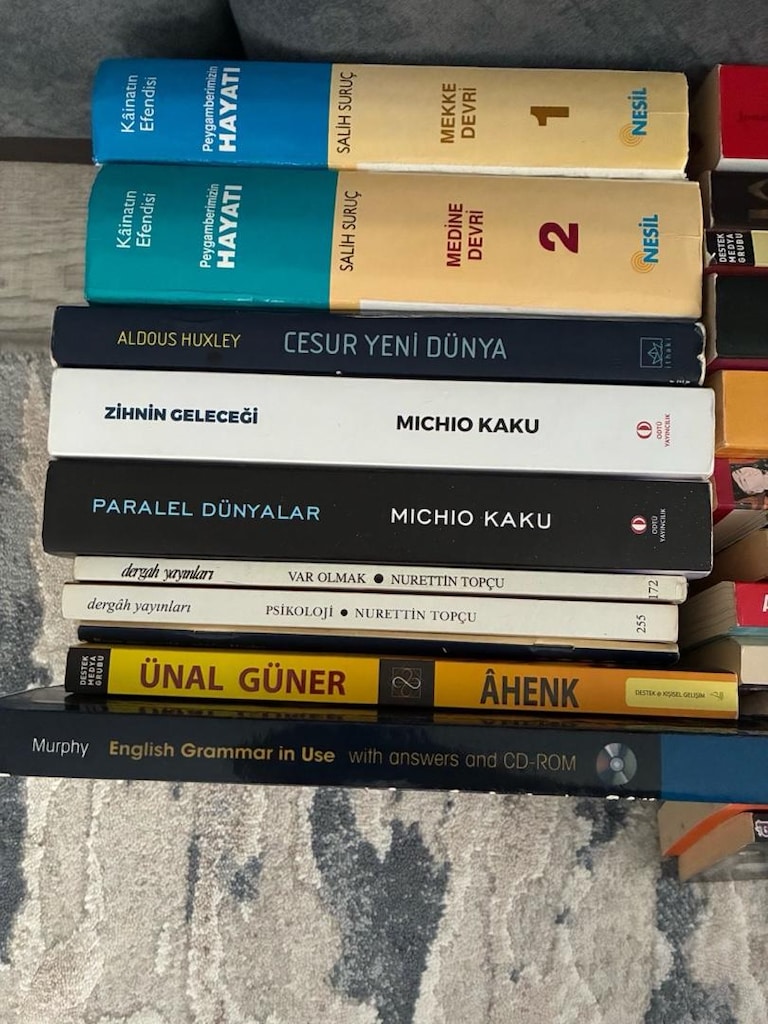 Resimdeki 23 adet farklı içerikte kitapların fiyatı 1000tl dir. - 2