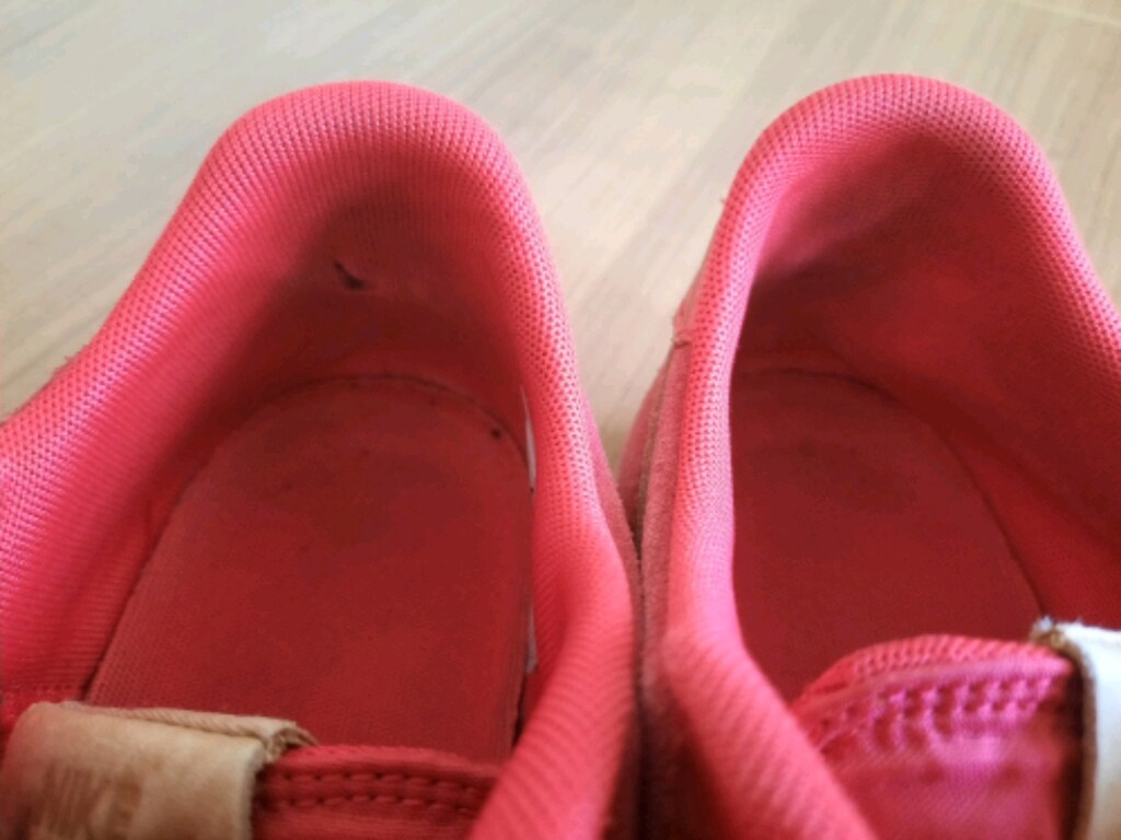 Nike air spor ayakkabi
onunde minik asinmalar, ic kisimda birazcik aci