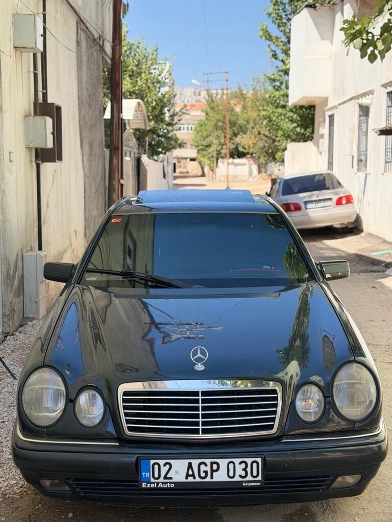 MERCEDES E200 - 3