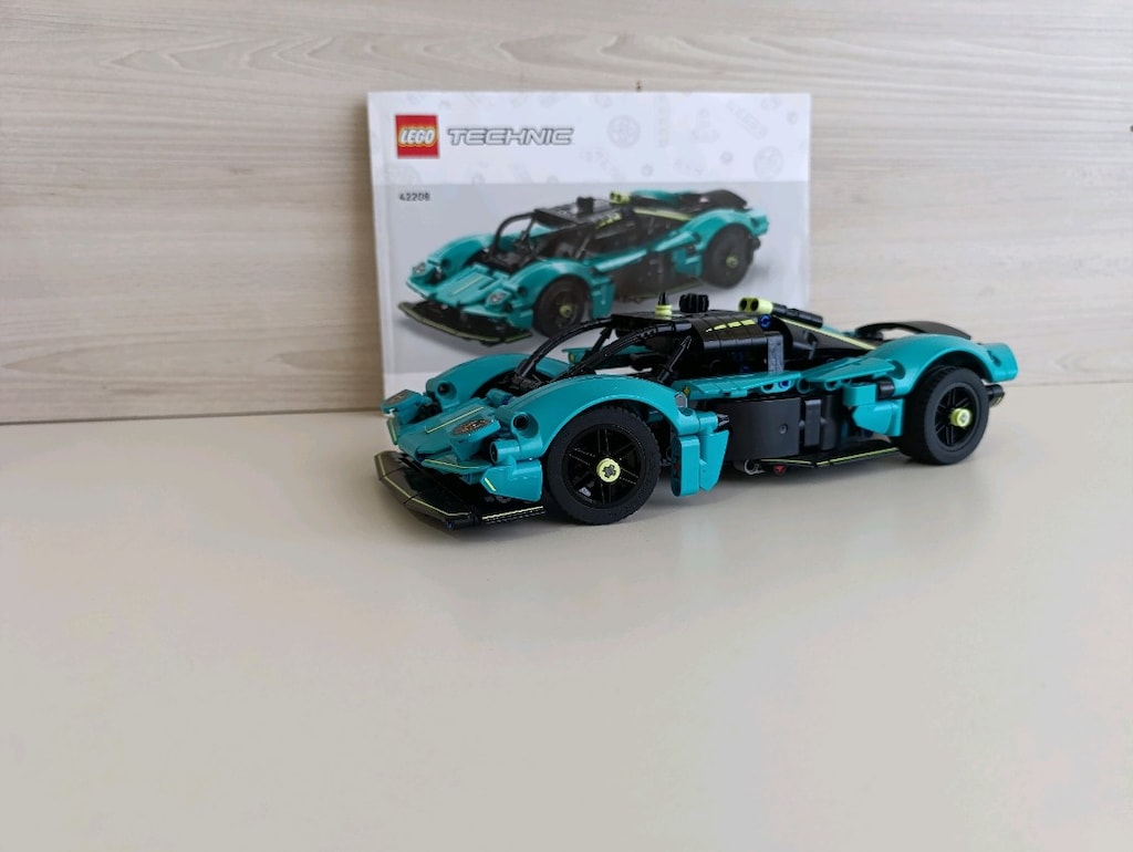 LEGO Technic 42208 - Aston Martin Valkyrie AMR Pro (Kılavuzlu) - 3