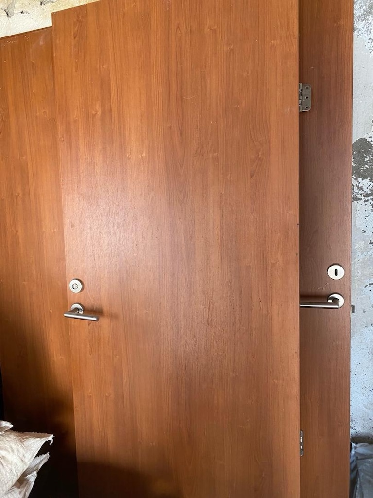 hakiki ceviz ahşaplı kapılar (6 adet ikisi camlıdır )Menteşeleri var - 3