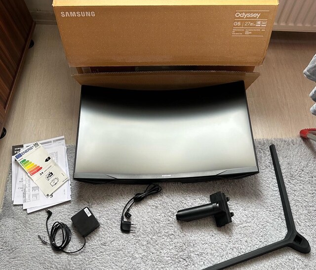 SAMSUNG ODYSSEY G5 27 - 144Hz
