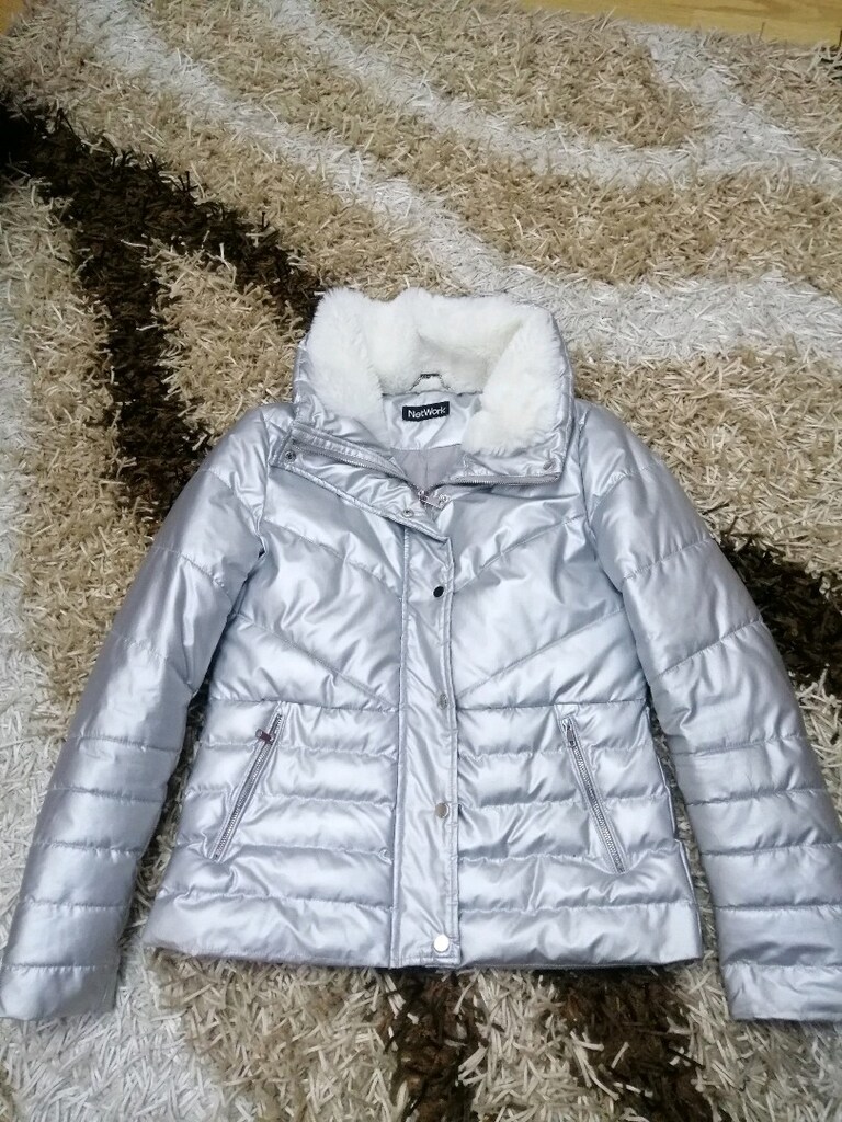Gümüş renkli kapüşonlu mont