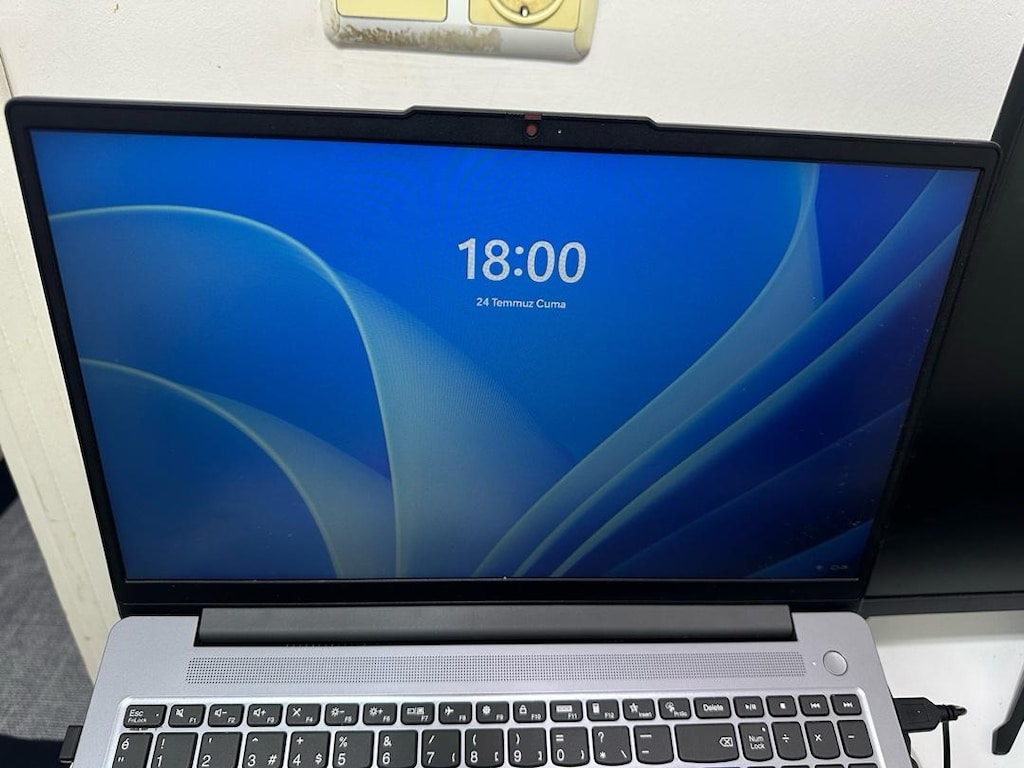 Lenovo IdeaPad Slim 3 15IAH8 - 5