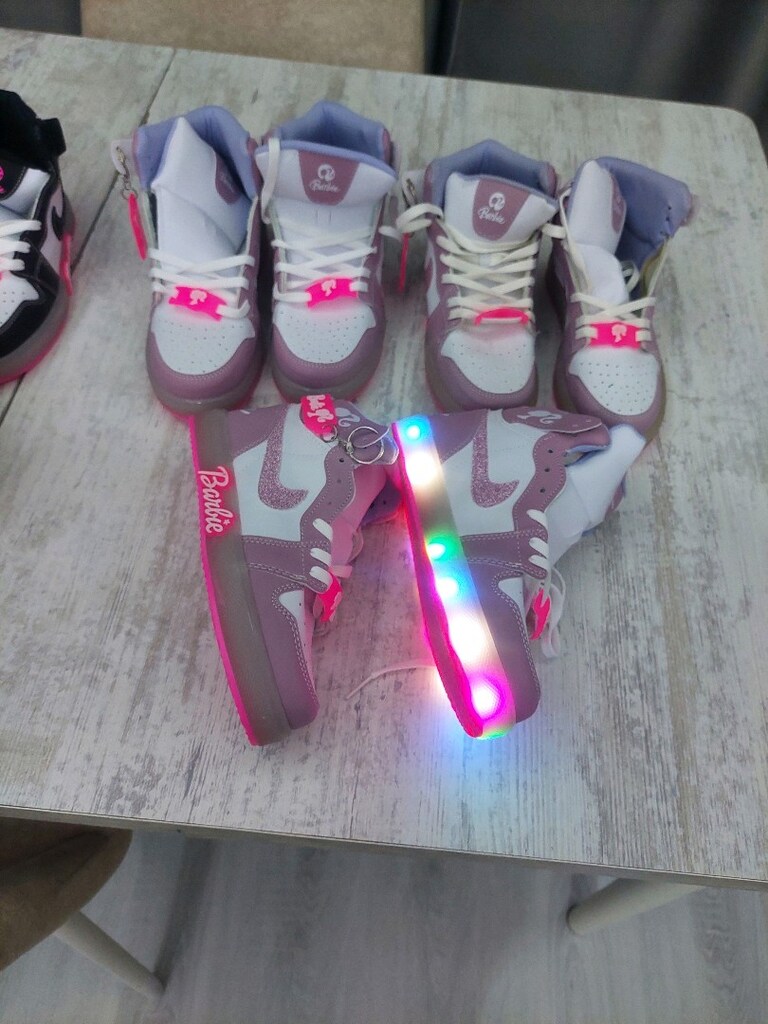 Kız çocukları spor ışıklı ayakkabılar.Barbie logolu.Yeni sıfır - 5