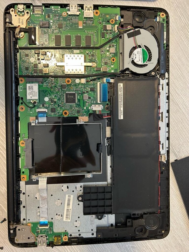 Asus E402NA laptop - 9