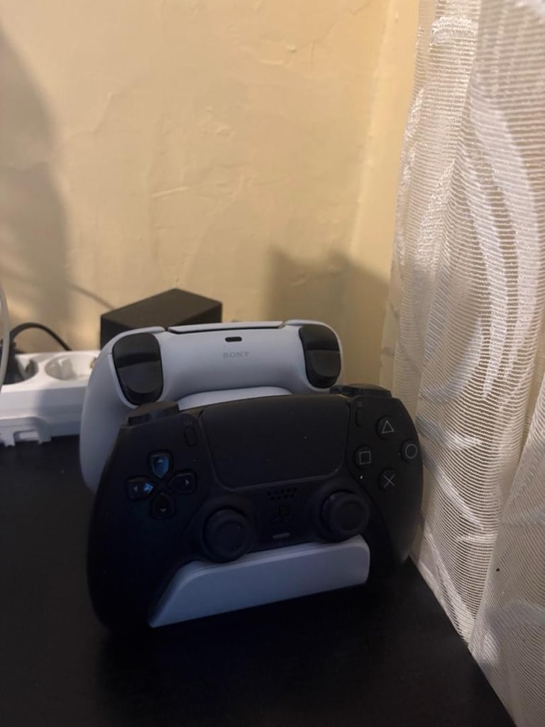 Playstation 5 + Oyuncu Kulaklığı + Şarj İstasyonu + 2 Kol - 3