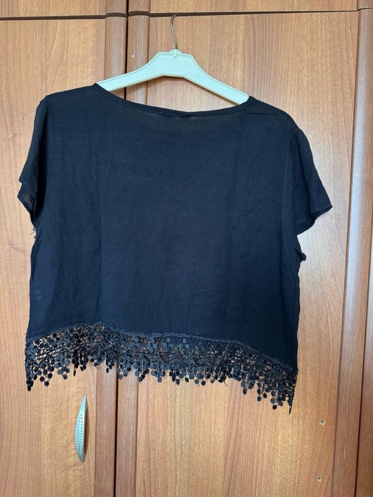 Siyah Dantel Detaylı Kısa Kollu Bluz - 3