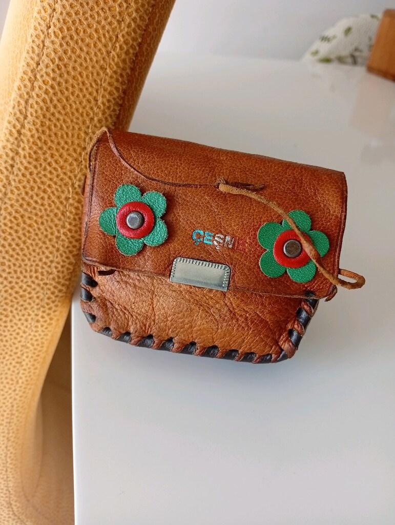 Çeşme yazılı, taba rengi, hakiki deri küçük el çantası. Vintage güderi - 13